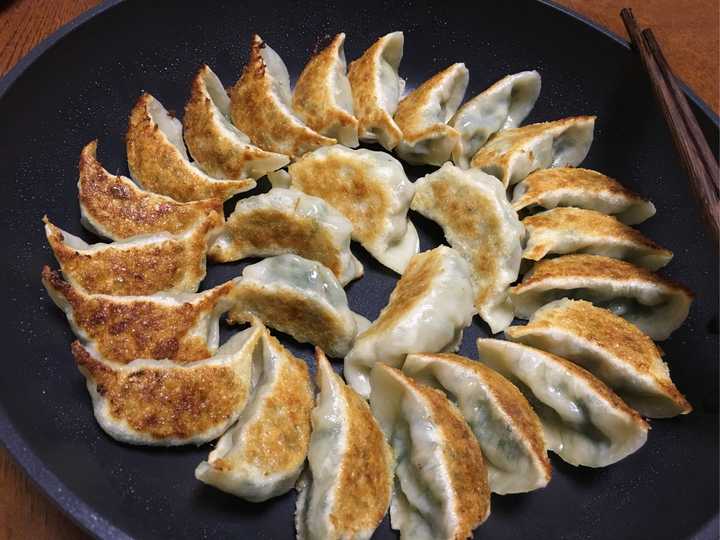 如何在不解冻的情况下把冰冻的饺子煎得漂漂亮亮的?