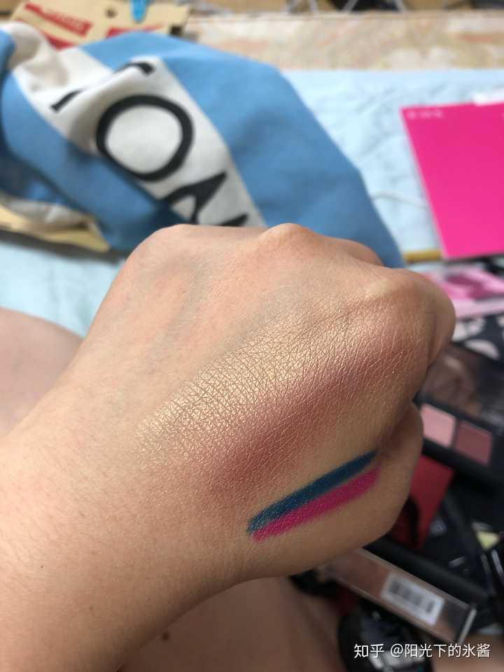 本来想找一张好一点的上眼图,但是发现因为光线问题看不出眼影颜色.