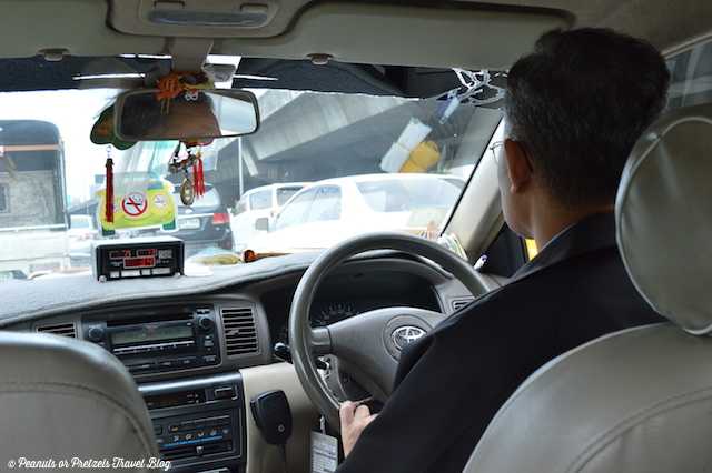 舉個例子,多數中國遊客來泰國都坐過出租車,泰國出租車內部大概是這樣