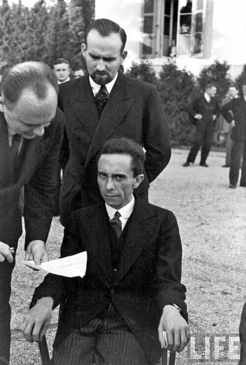 德国政治家约瑟夫·戈培尔(joseph goebbels)听说摄影师是犹太人时的