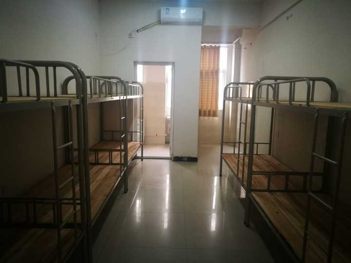 郸城一高a班教室有多大能装100人在郸城一高复读宿舍住多少人能洗澡吗