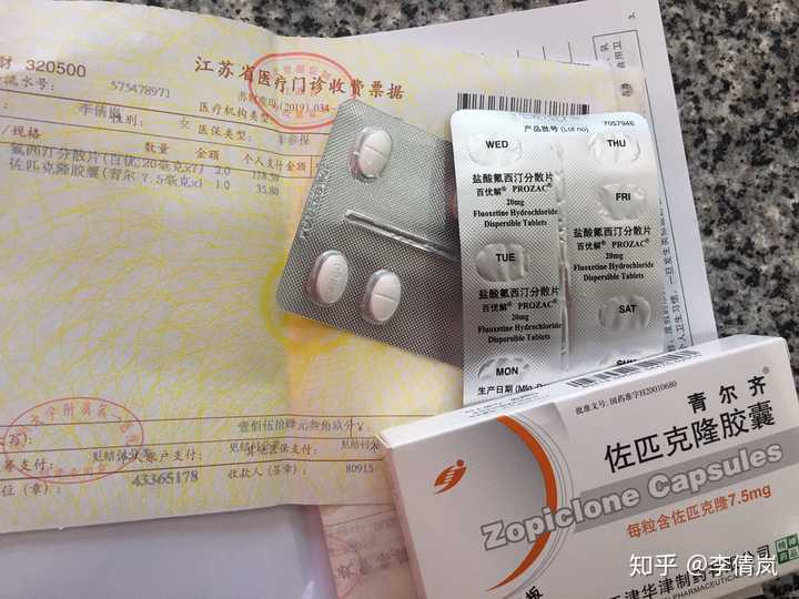 但比我活泼开朗很多,她跟我说,她觉得我是抑郁症,她吃了抑郁药以后好