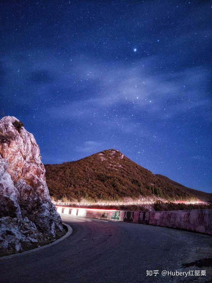 手机拍摄夜空噪点十分明显,尤其第二张照片.
