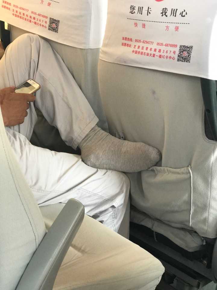 太特么没有公德心了! 大臭脚!