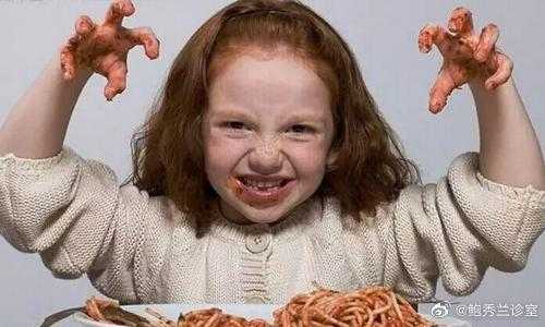 宝宝吃饭扔食物应该怎么办