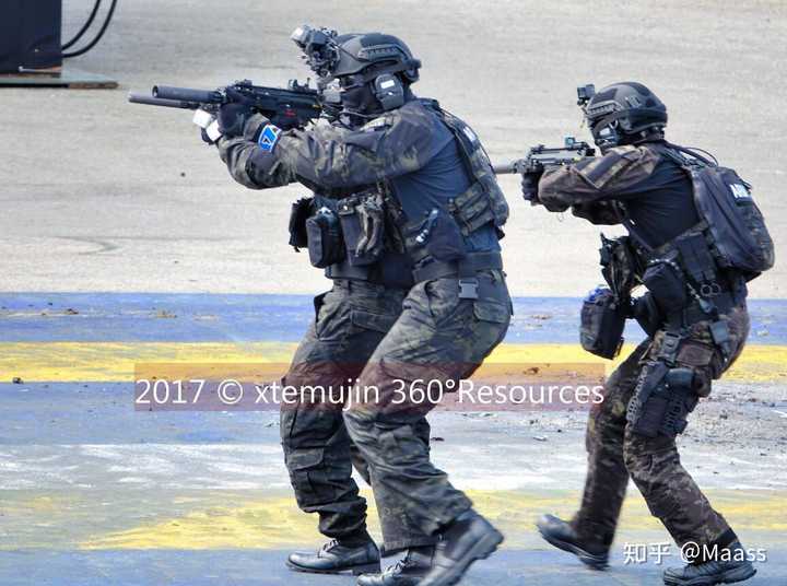 新加坡特警,使用的是加装trijicon rmr窗式微红点的hk mp7,装在了导轨
