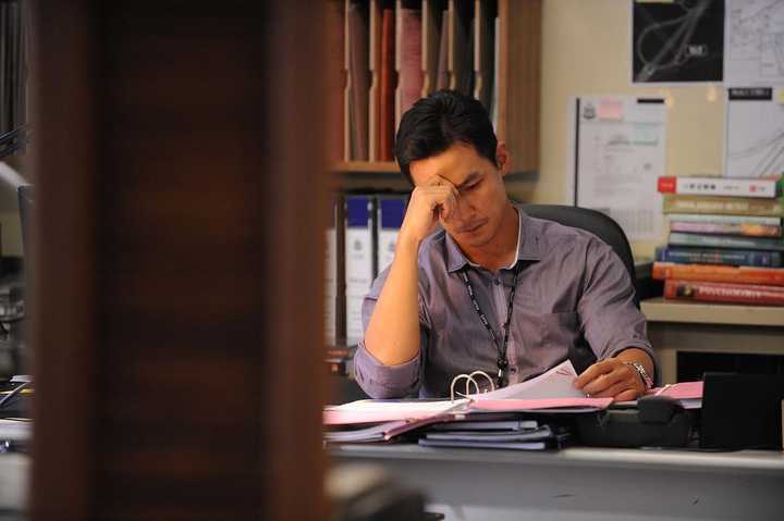 《枪王之王》(古天乐,吴彦祖)中,关友博的女朋友为什么要配合警察演戏