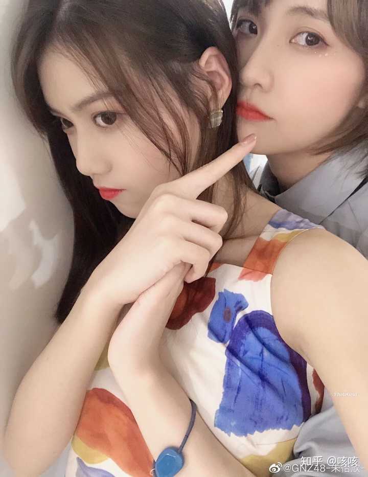 是怂了吧唧宠得不行但就是个直男的曾艾佳 但当她们和彼此站在一起