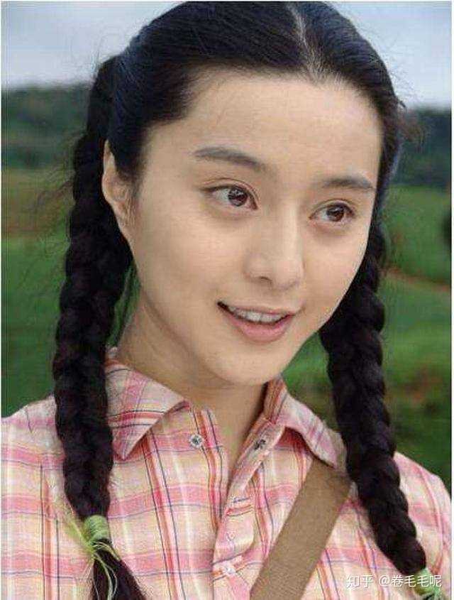 双眼皮的形状大致可以分为四种类型:平行型,开扇形,新月形,欧美型.