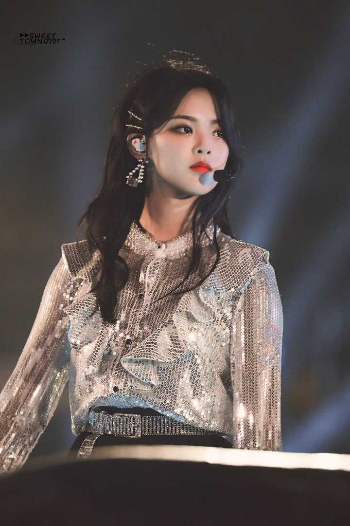 如何评价杨超越在湖南卫视2020跨年演唱会上的表现?