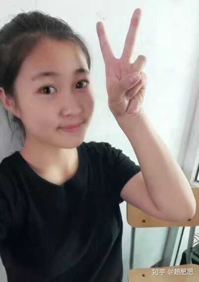 高三,那时候虽然不算漂亮,但自己觉得很有学生时代清纯的那个感觉,就