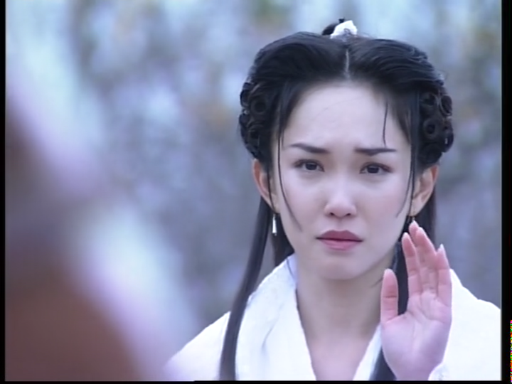 下图为99版射《神雕侠侣》中她扮演的小龙女,仙气十足.