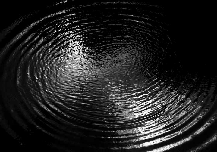 请问这样的文字效果用ps怎么做?