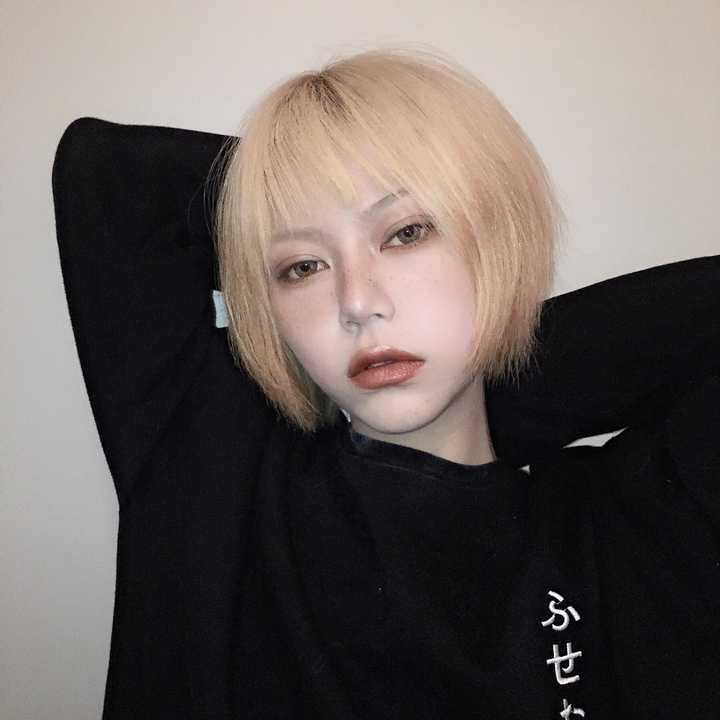 头发染得很夸张是种怎样的体验?