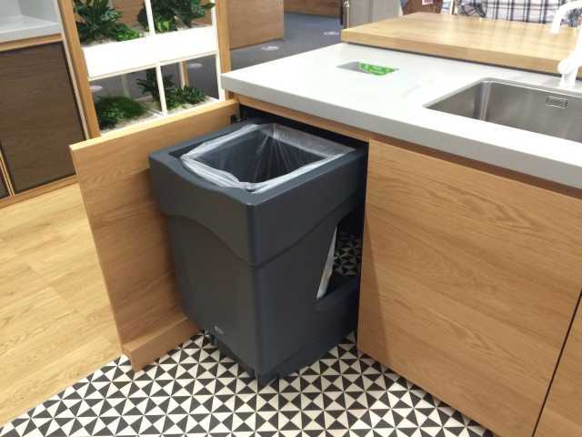隐藏式垃圾桶要占用宝贵的柜体空间,食物渣滓更是会把蟑螂蚊虫都吸引