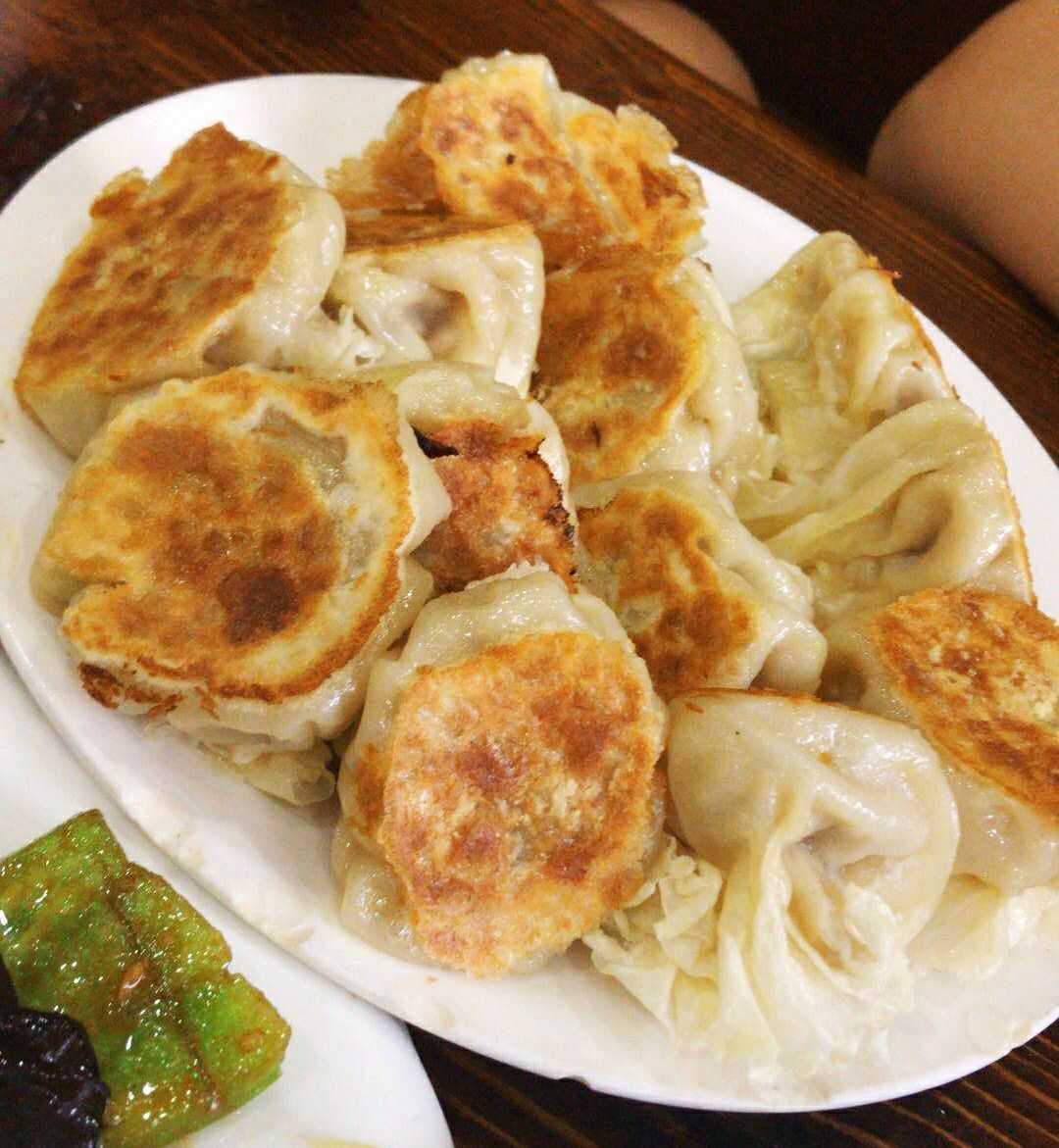 传统的烧麦是羊肉馅儿的,分蒸煎两种做法.我独爱煎烧麦,一两8个.