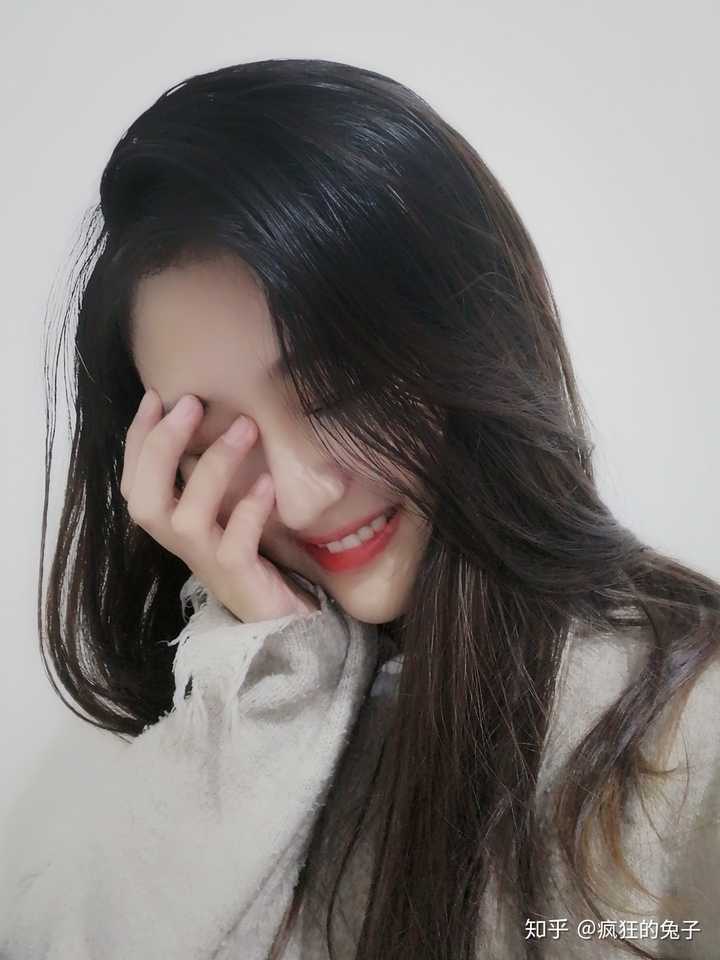 如果一个女生qq空间和微信朋友圈都没发过自己的自拍,头像也不是本人.