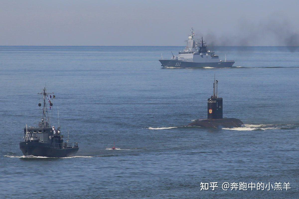 美军在北大西洋扣押贝拉 1 号油轮，游轮当前悬挂俄罗斯国旗，此前曾有俄罗斯潜艇护航，如何看待此事？