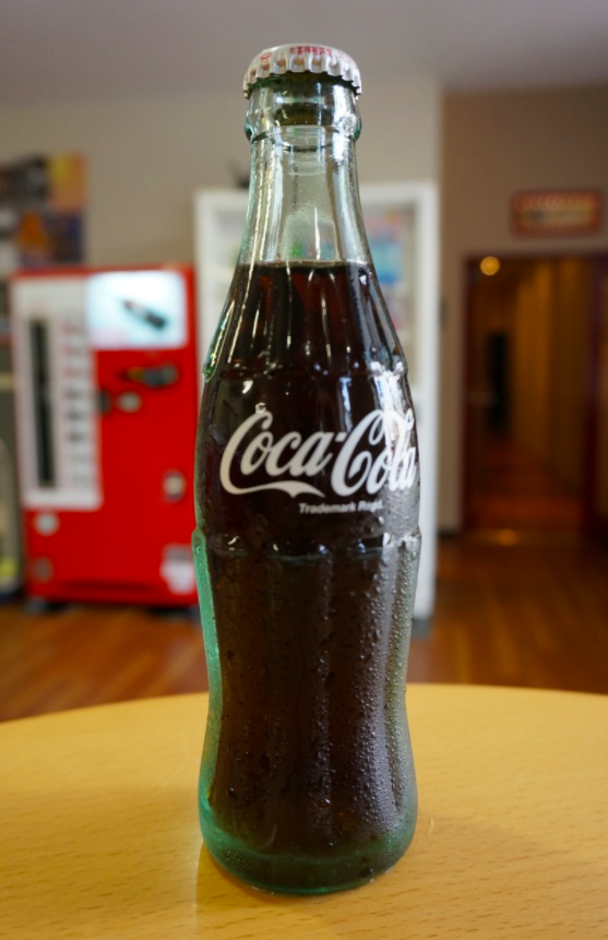 那个时代的可乐,绝大部分都是这样的玻璃瓶装.