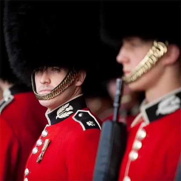 为什么英国仪仗队的帽子那么高 知乎
