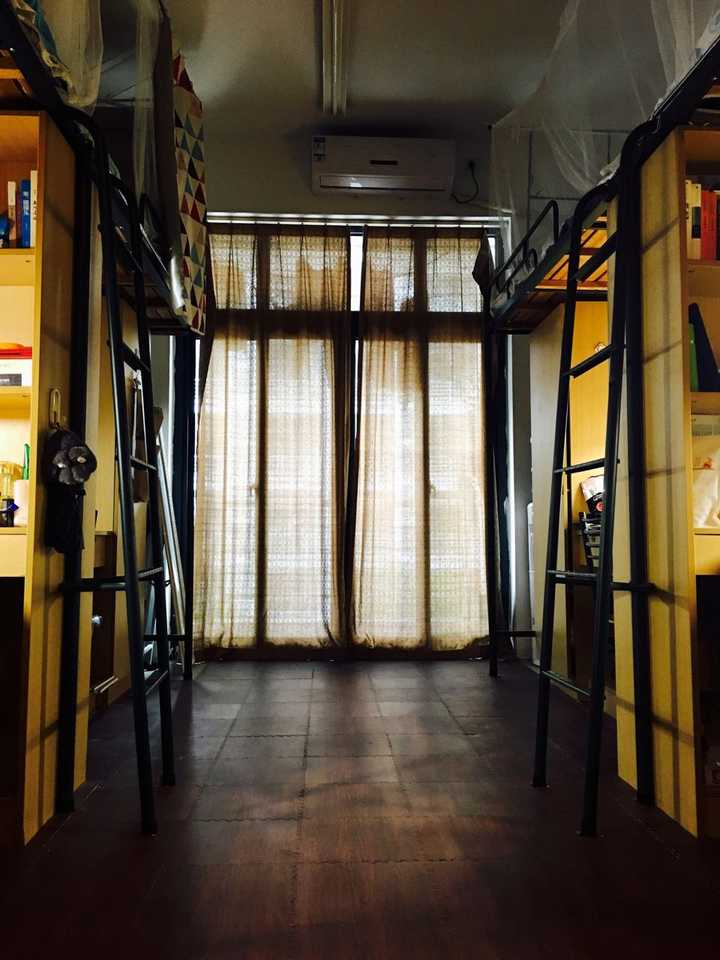 最后来张整体效果图吧 前几天吃吃空去参加了学校里的寝室美化大赛 拍