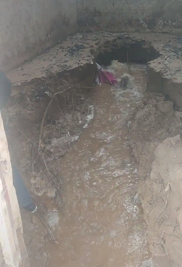 郑州「母亲河」贾鲁河源头干涸 30 年后复涌，水温近 30℃，为何能够复涌？对当地环境有怎样的影响？