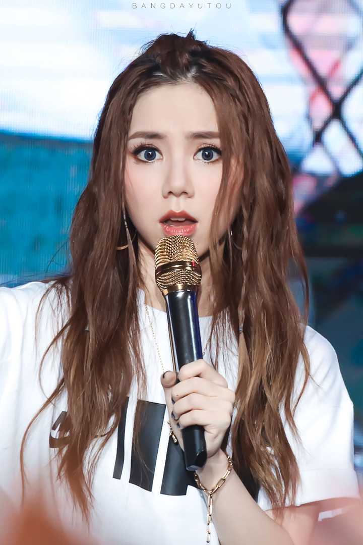 邓紫棋是不是隆鼻了?