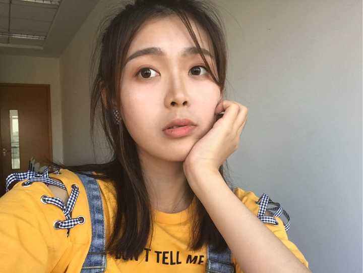 为什么现在很多女生不化妆只涂口红?
