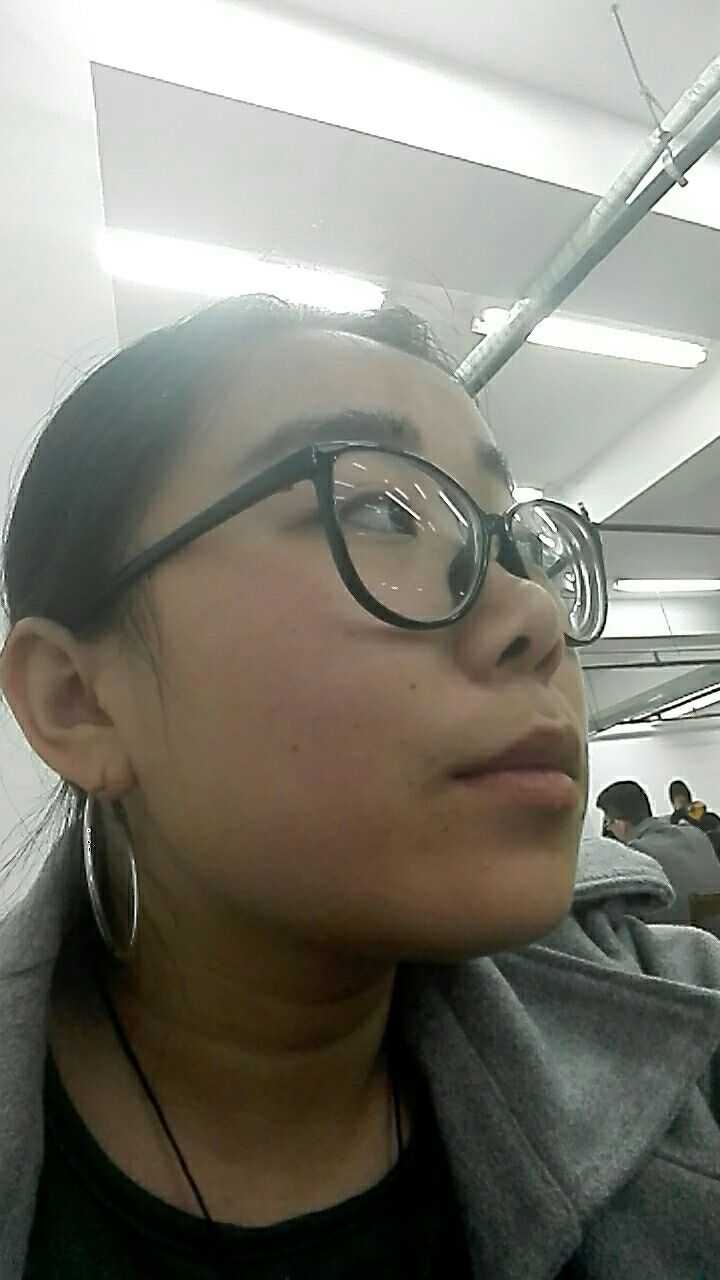 脸扁胖,颧骨有点高,头大的女生适合什么短发?