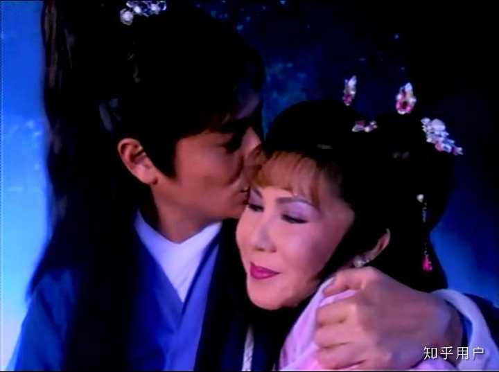 在《西门无恨之桃花传奇》中杨钧钧分饰两角,分别被焦恩俊饰演王爷