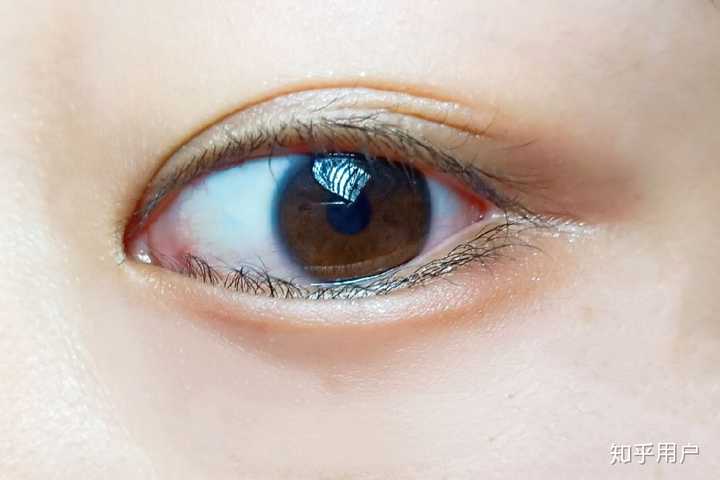 眼睛自带眼线和眼影是什么体验?