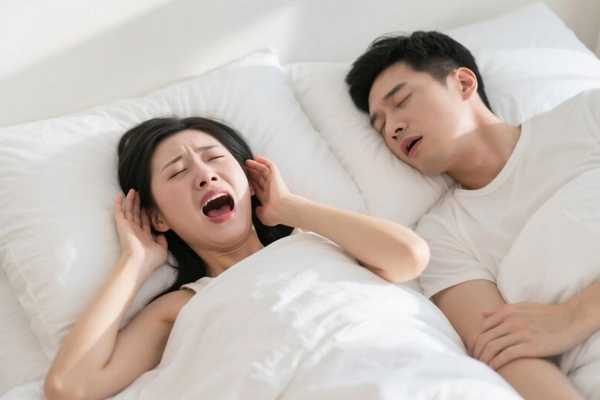 打呼噜憋气、走两步就喘，为何超 9 成人呼吸健康受损却一直「硬扛」？家用呼吸机的普及难点在哪？