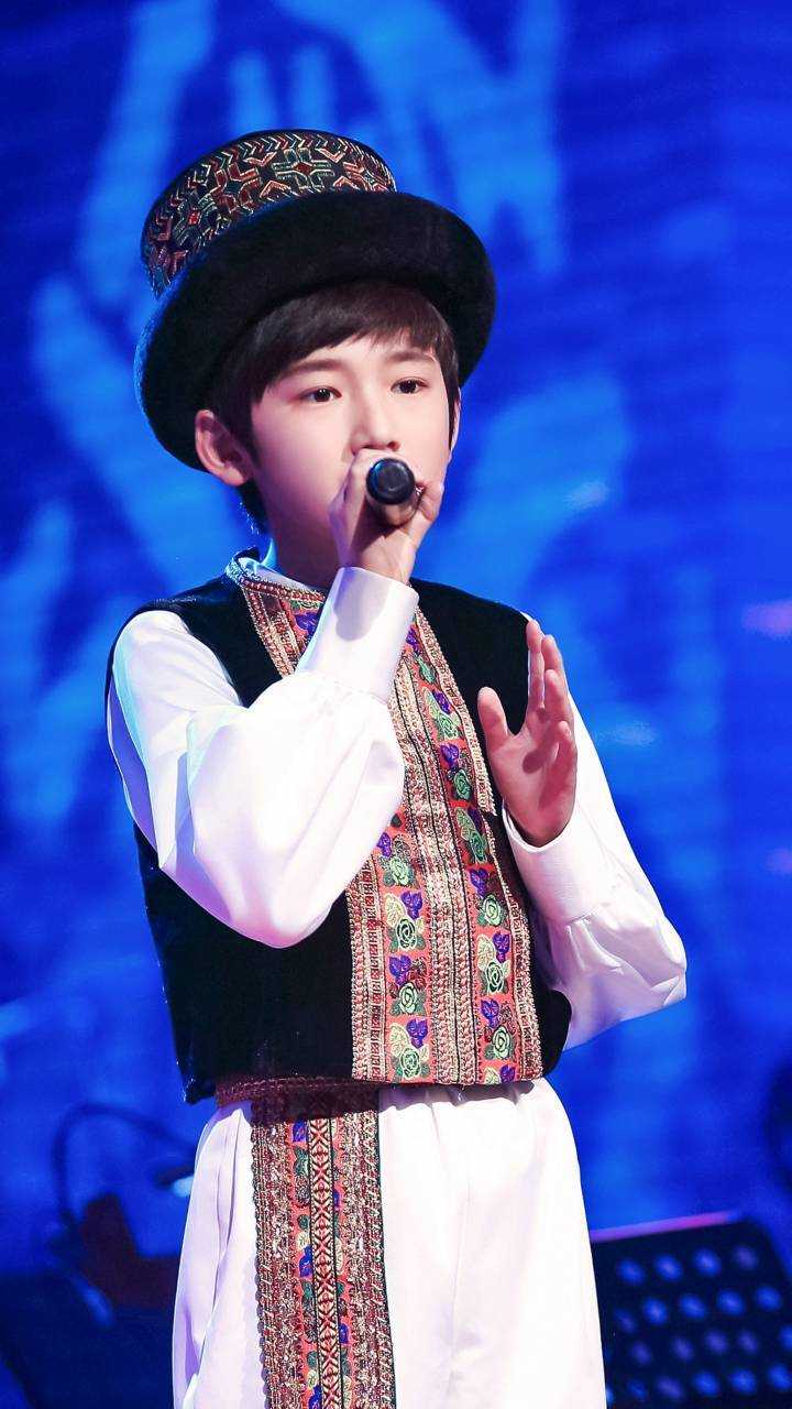 宋亚轩 现在在tf家族当练习生 看见他第一眼就被颜吸引了