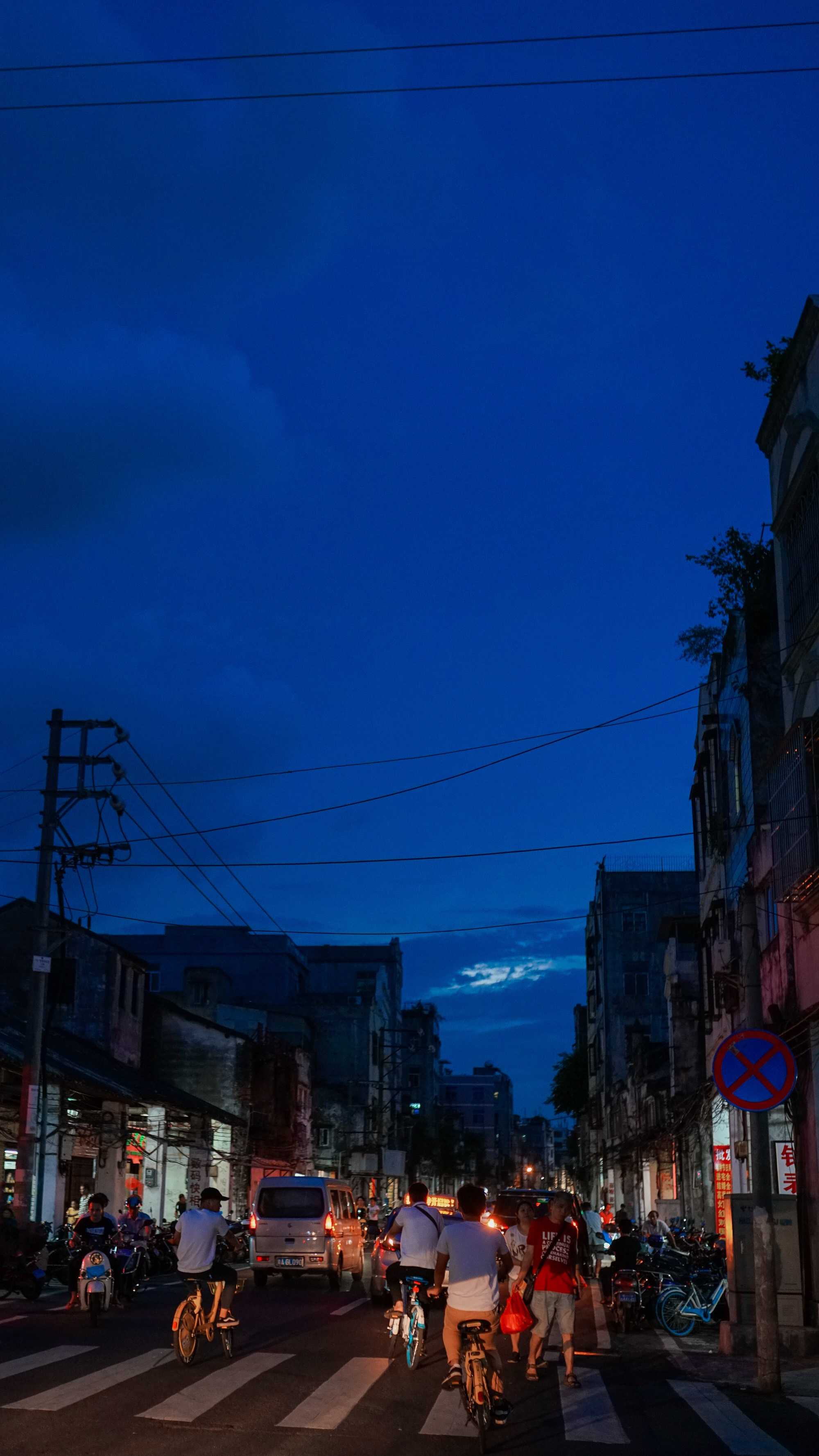 沉浸于深蓝色的夜