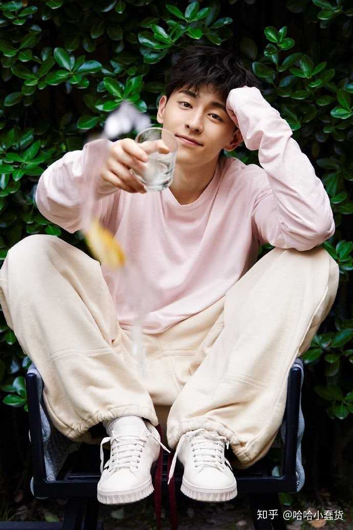 你喜欢单眼皮男星,张若昀,邓伦,李现中的哪一个?理由是什么?