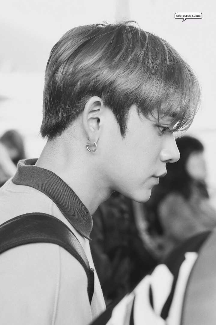 如何评价lucas黄旭熙的外形条件?