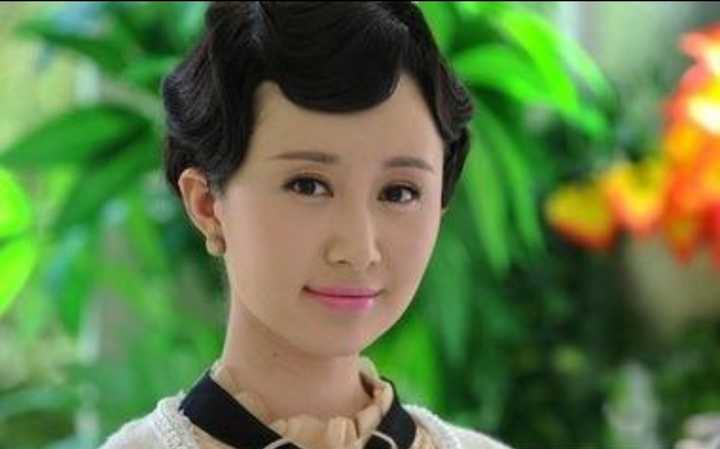 下面这张是舒畅饰演的女主佟毓婉.皇族之女.