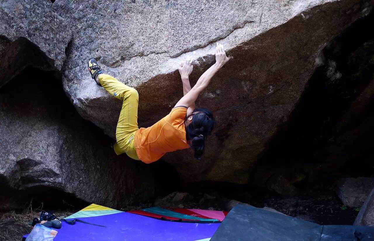 一块石头玩一整天,想想也是醉了……这运动有个名字叫"抱石",不叫"裸