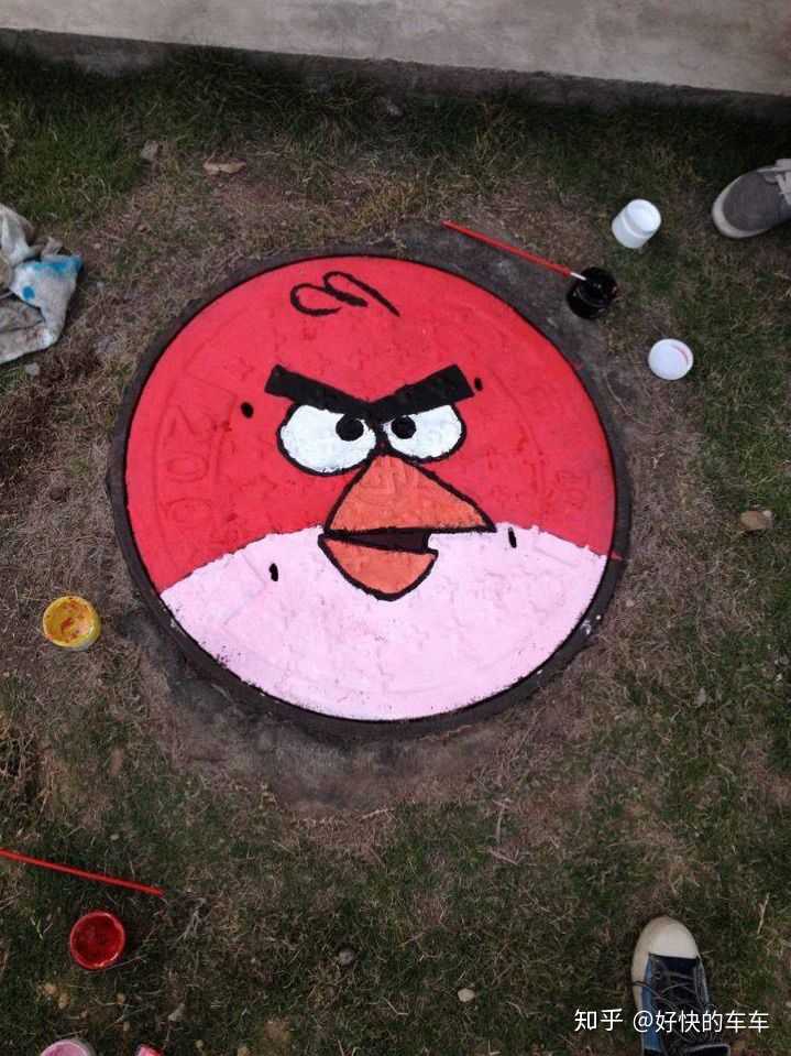 以井盖为画板,不但能秀出自己的特长,还能帮助美化校园环境