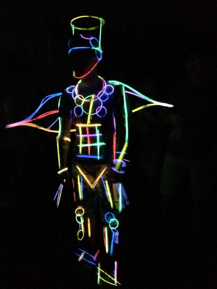 我们用胶带在小哥哥身上粘满了荧光棒…… 关灯之后,真 眼前一亮