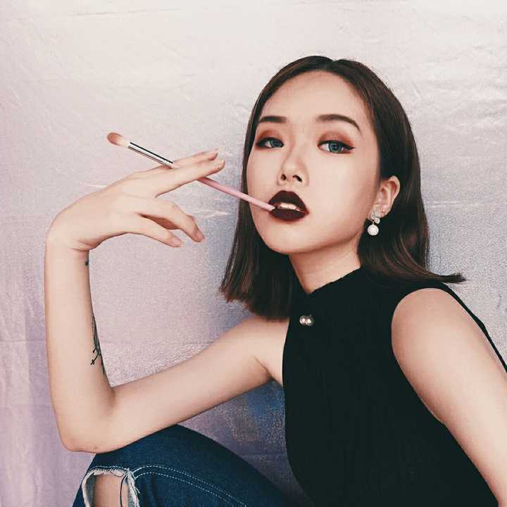 看起来觉得你凶凶的 不只是妆 你的表情也很重要 下面是同一个妆容,穿