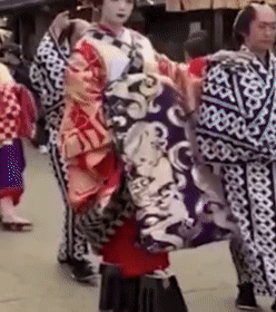 最近抖音很火的穿板凳走路，是模仿日本吗？ - 知乎