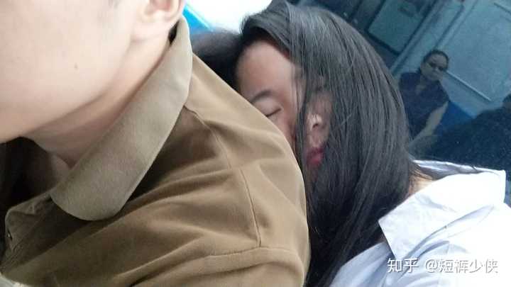 男朋友玩游戏就不理我说什么也听不见虽然每次都开着视频可是心里还是