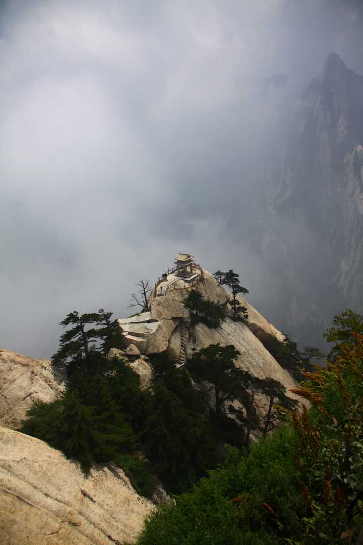 华山鹞子翻身,直接背单反上来下去选景,就是挺危险的.