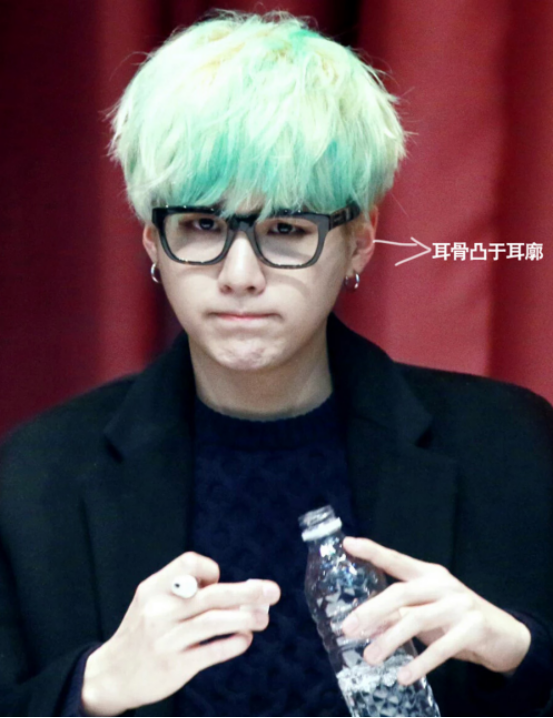 通过观察一下防弹其他六子的耳朵~博主发现,只有suga有些"轮飞廓反"上