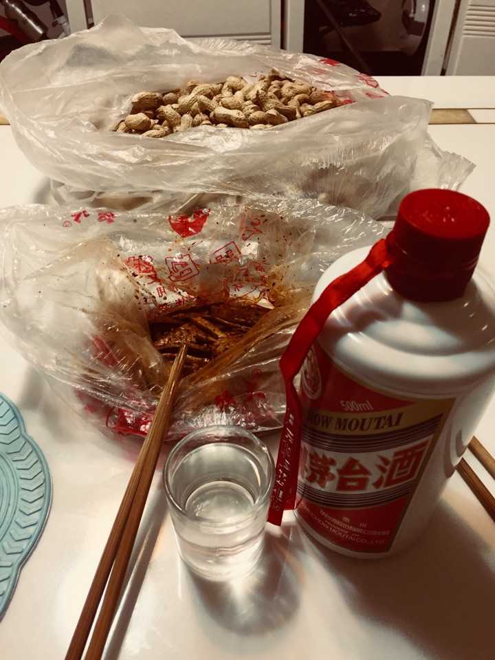 3 人 赞同了该回答 油炸花生米,喝一小口白酒,马上