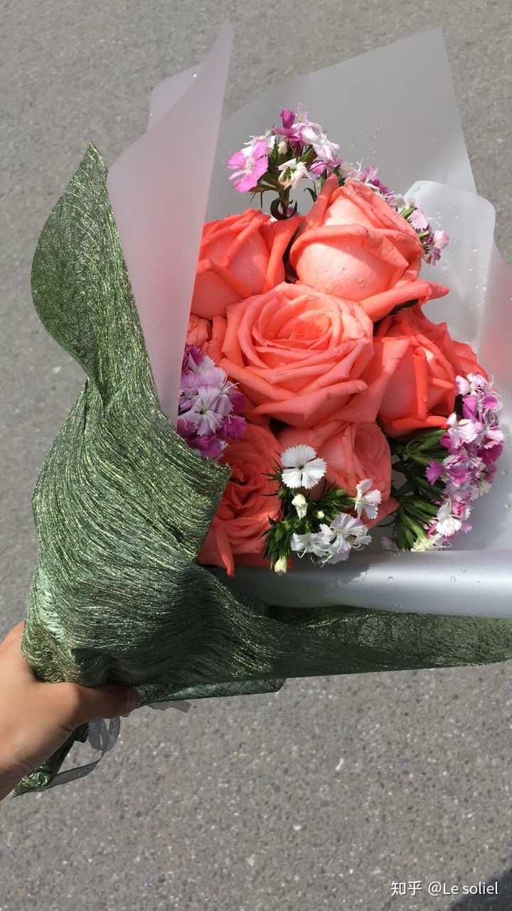 妈妈来学校看我,用上课剩下的花,急急忙忙扎了一束,然后去车站接她