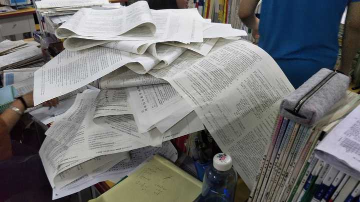 高考完下完考场,并没有想象中的那样的疯狂撕书撕卷子,也没有想像中的