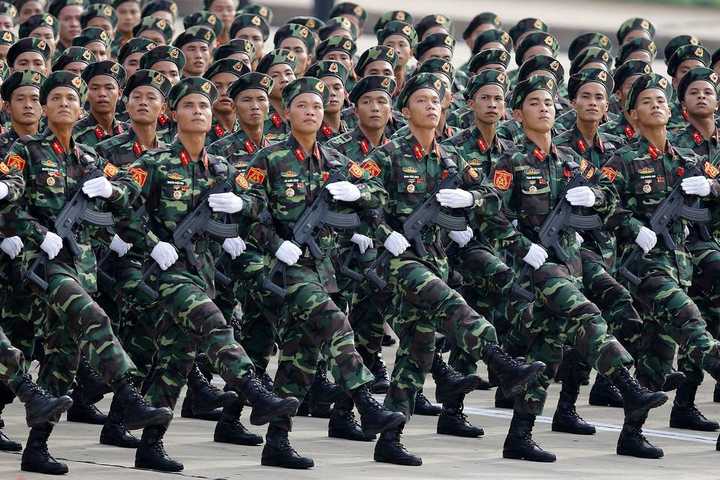 2015年,越南国庆70周年阅兵式上的galil ace-31卡宾枪.