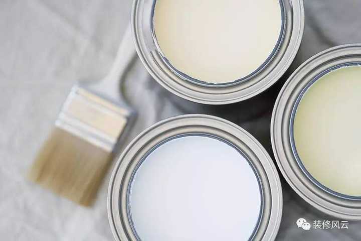 白色的乳胶漆也分多种色号,有冷冷的纯白色,也有偏暖的乳白色.
